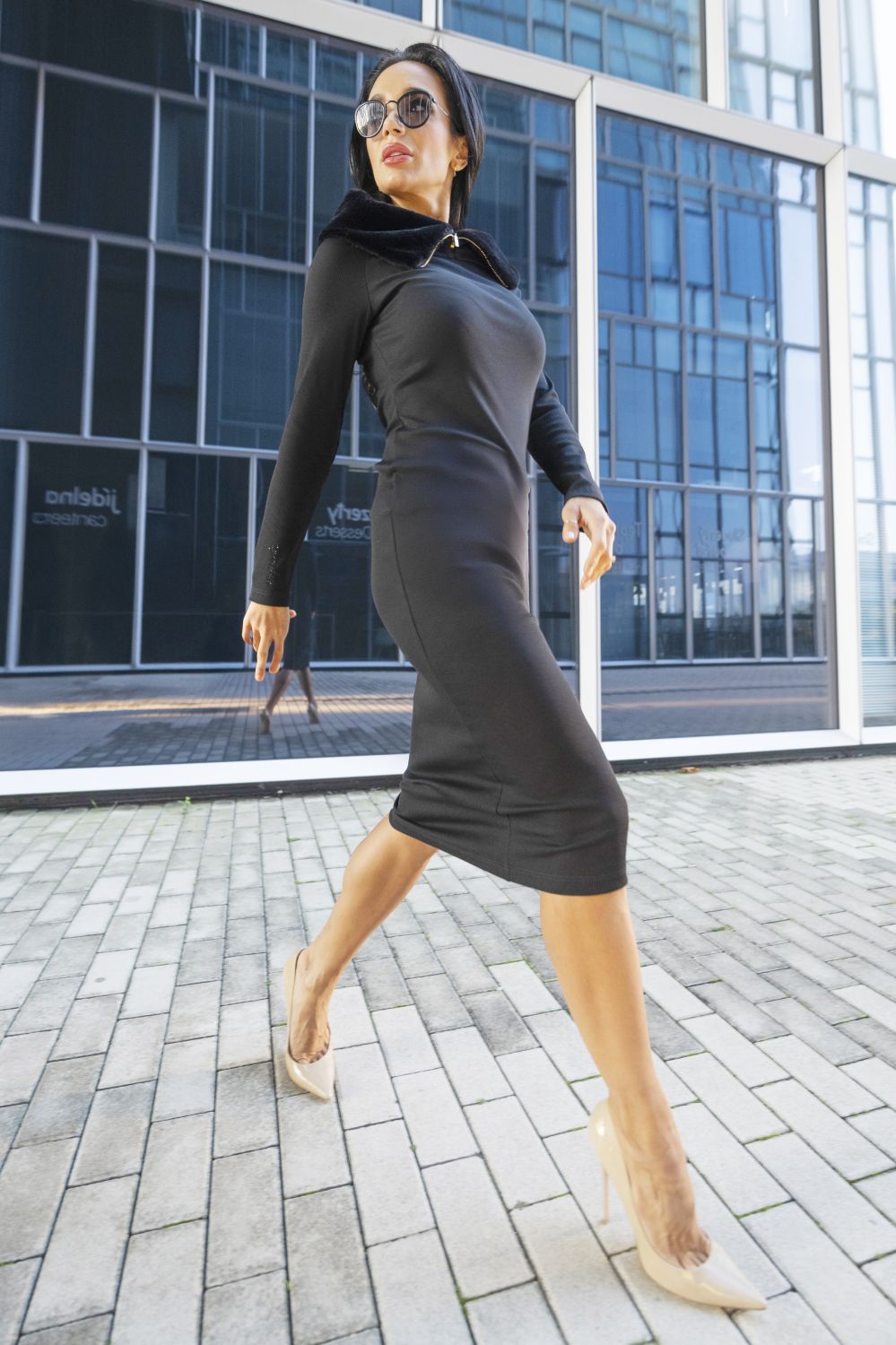 361-587 šaty z ramen s kožešinou