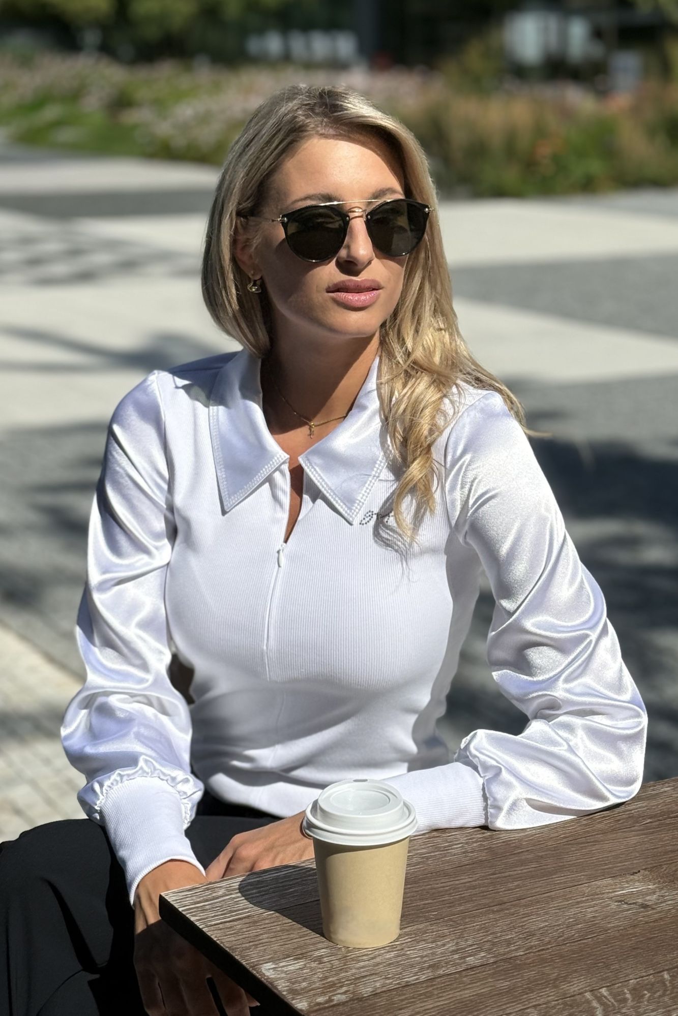 detail 200-844 Černá halenka na zip s lesklými rukávy