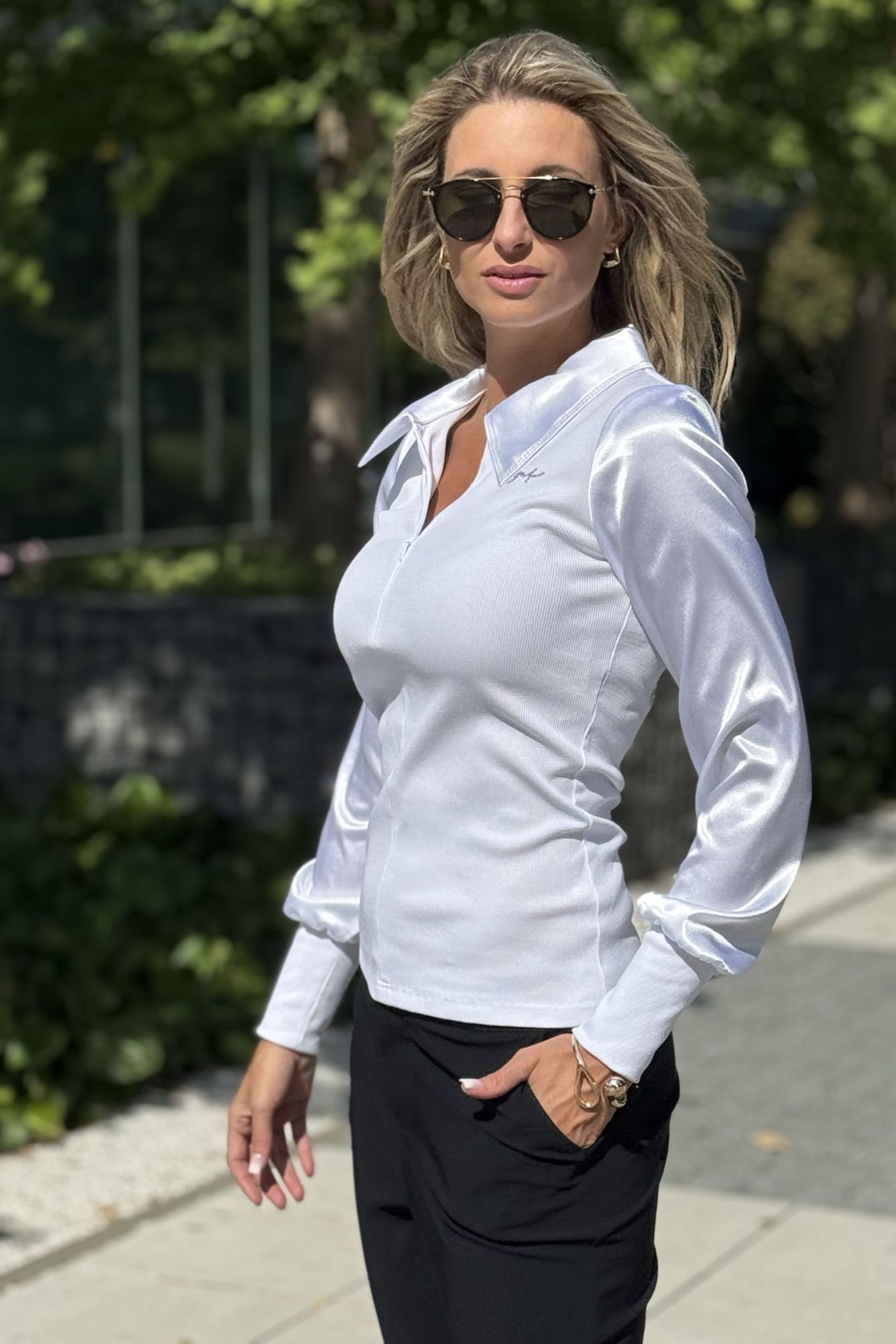 detail 200-844 Černá halenka na zip s lesklými rukávy