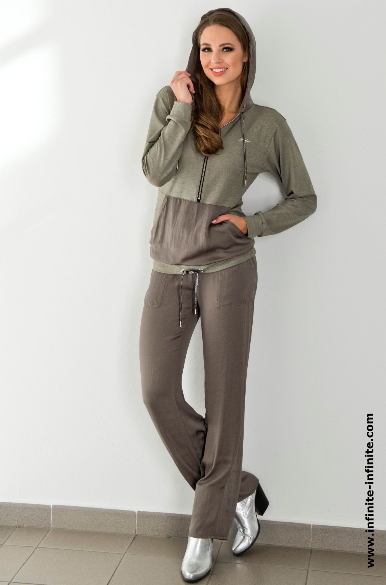 detail 203-438 mikina