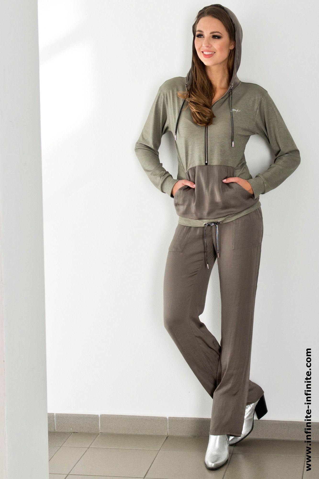 detail 203-438 mikina