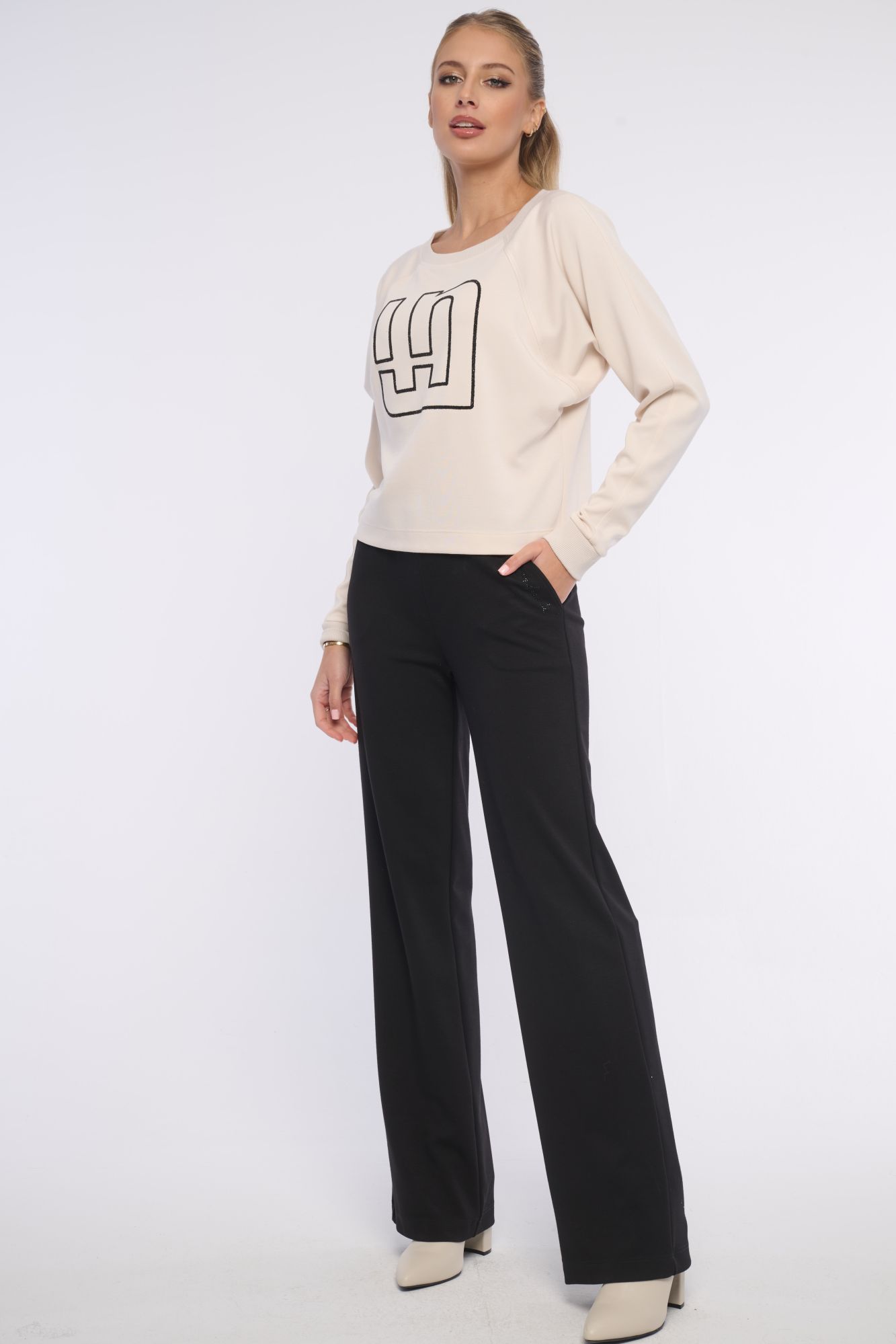 detail 261-777 mikina s logem