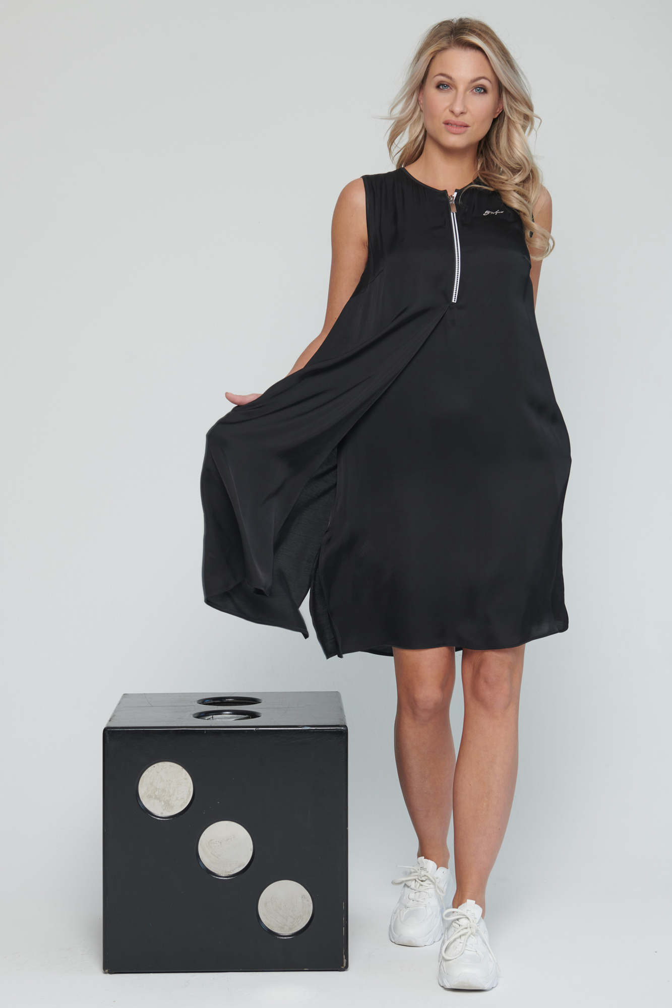 detail 332-393K šaty