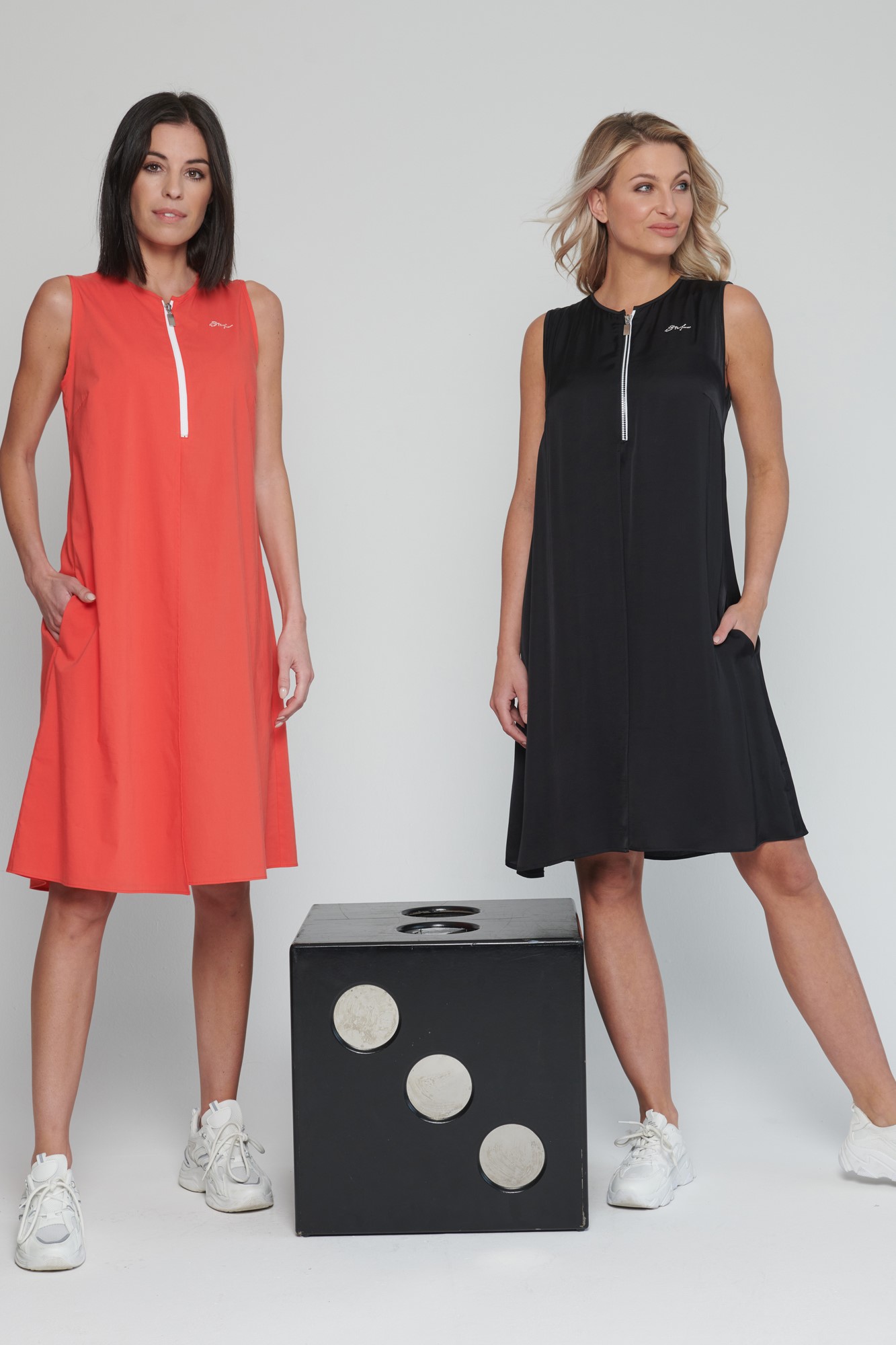 detail 332-393K šaty