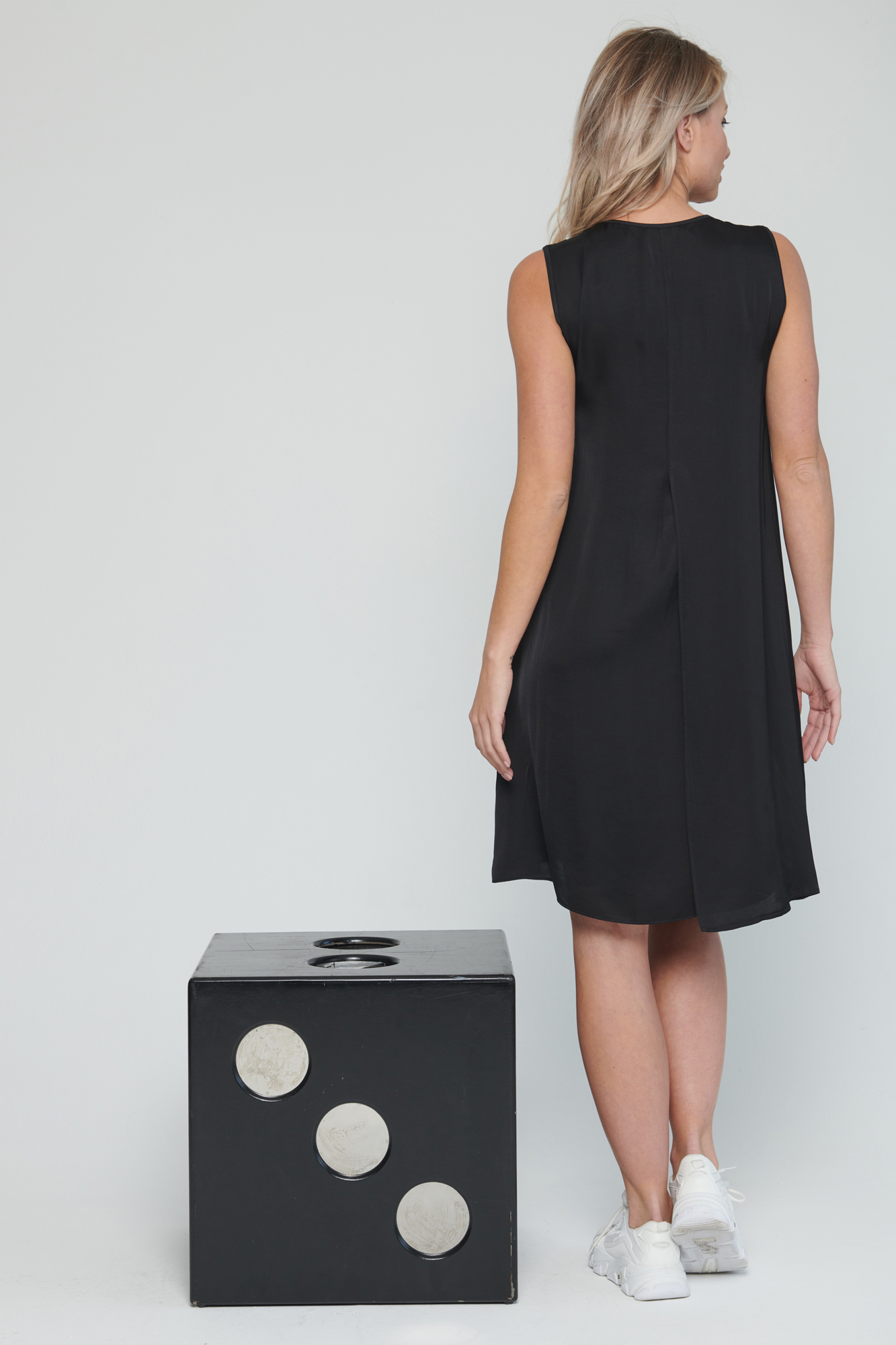 detail 332-393K šaty