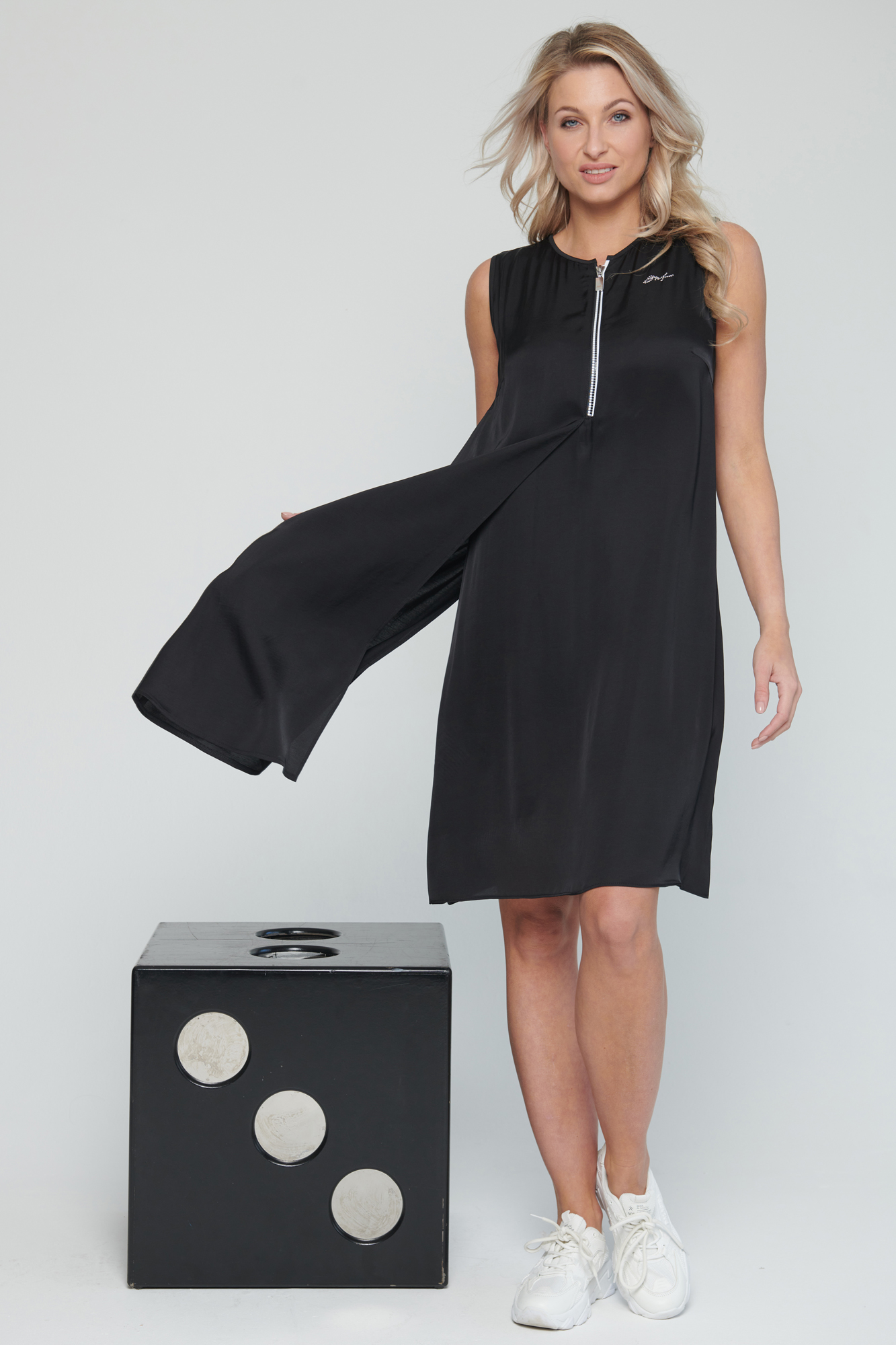 detail 332-393K šaty