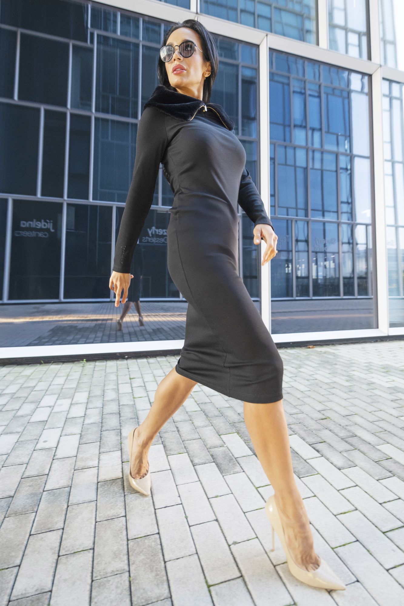 detail 361-587 šaty z ramen s kožešinou