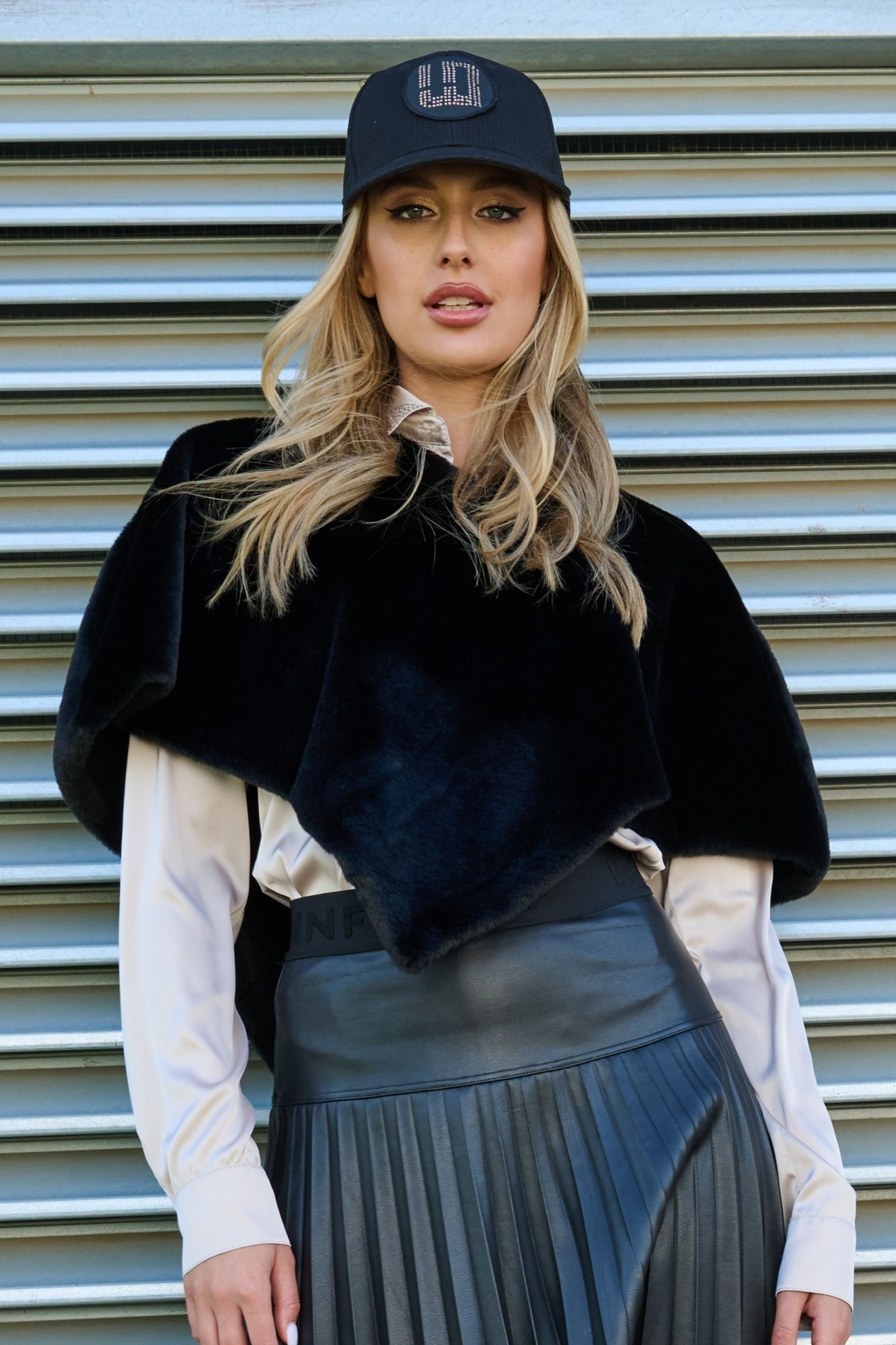 detail 954-144 kožešinové pončo